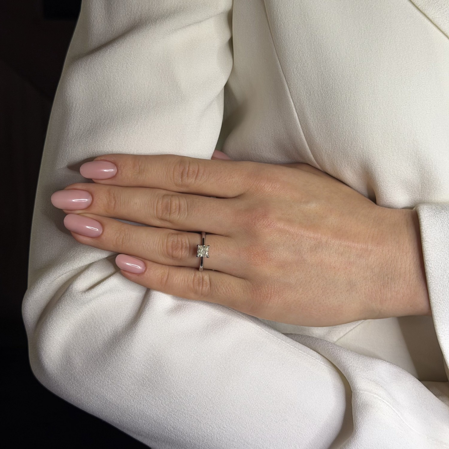 Engagement ring with brilliant "Unforgettable 5"